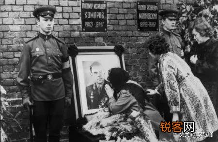 一个宇航员在太空漫步的时候,由于某些意外,回不了空间站,死后尸体会如何？