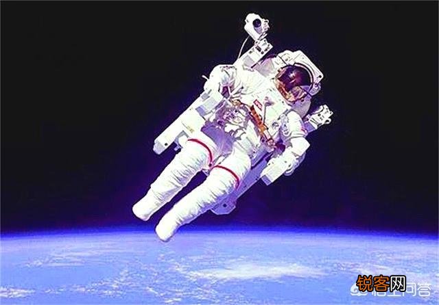 一个宇航员在太空漫步的时候,由于某些意外,回不了空间站,死后尸体会如何？