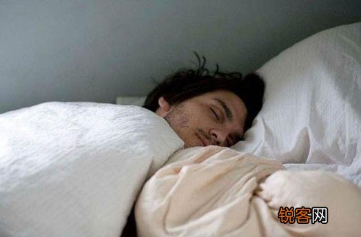 男人健康与否看你的睡觉姿势 男人健康与否看你的睡觉姿势代表什么