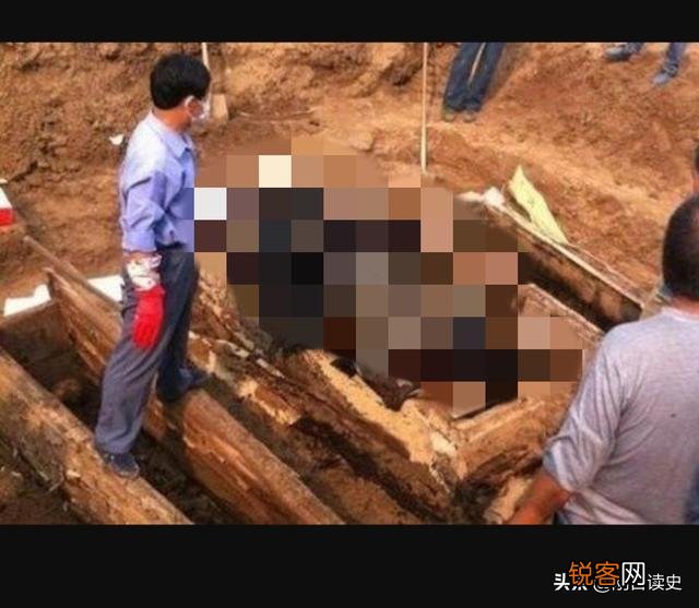 2006年,石景山出土的龙袍干尸的真实身份是什么？有什么依据？