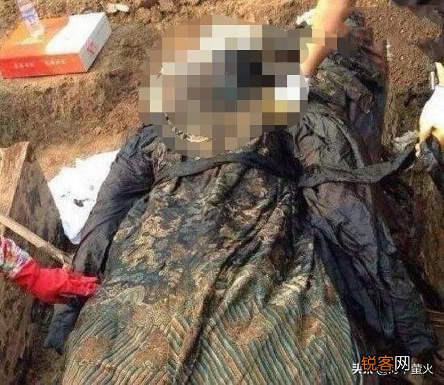 2006年,石景山出土的龙袍干尸的真实身份是什么？有什么依据？