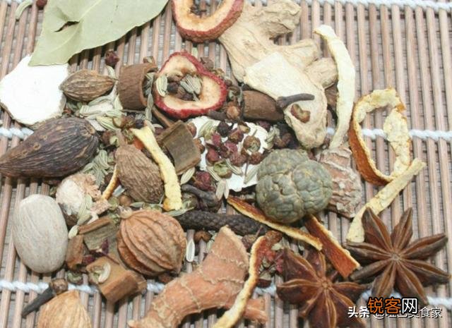 草果草寇肉蔻在卤水的区别？