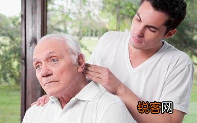 老人常按摩头皮 预防老花眼