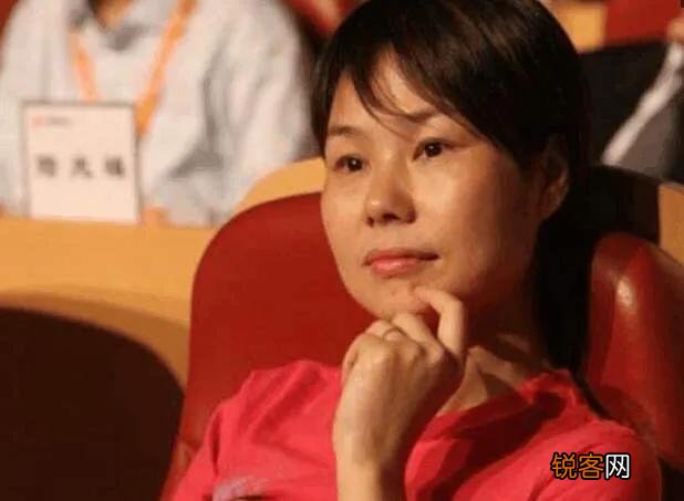 马云的妻子张瑛有多优秀？为什么她不像刘强东妻子章泽天那样经常出现？