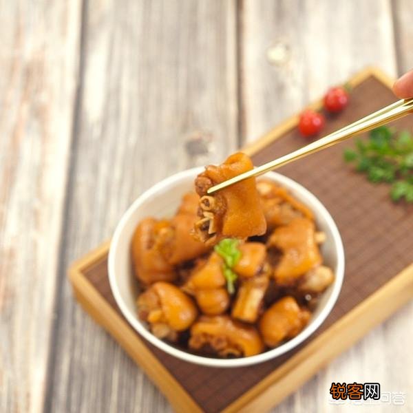 猪蹄红烧,清炖加什么样材料最好吃,请介绍真实做法？