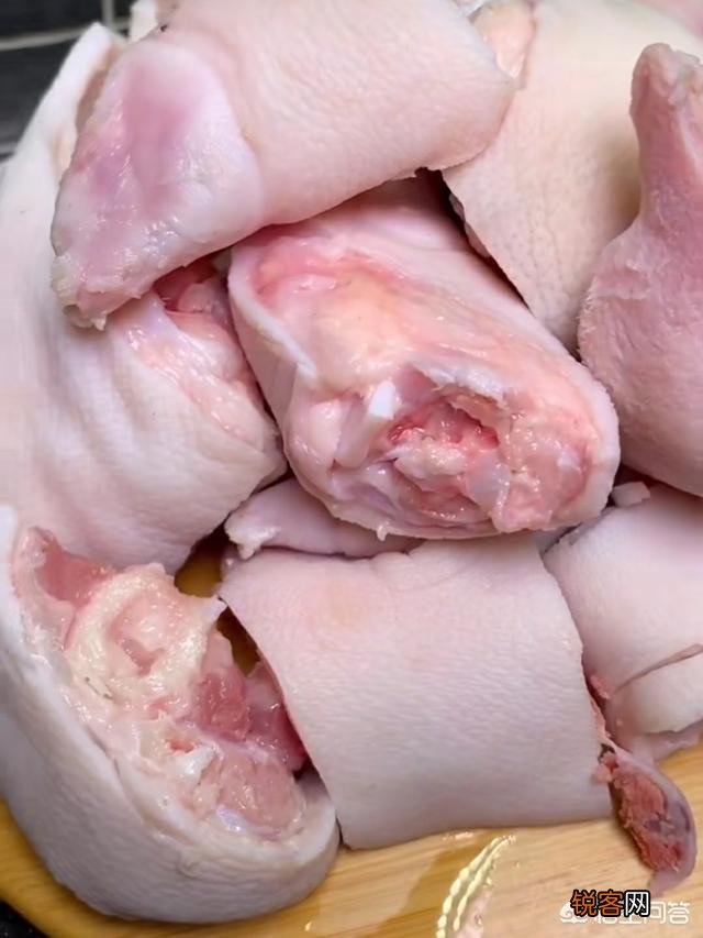 猪蹄红烧,清炖加什么样材料最好吃,请介绍真实做法？