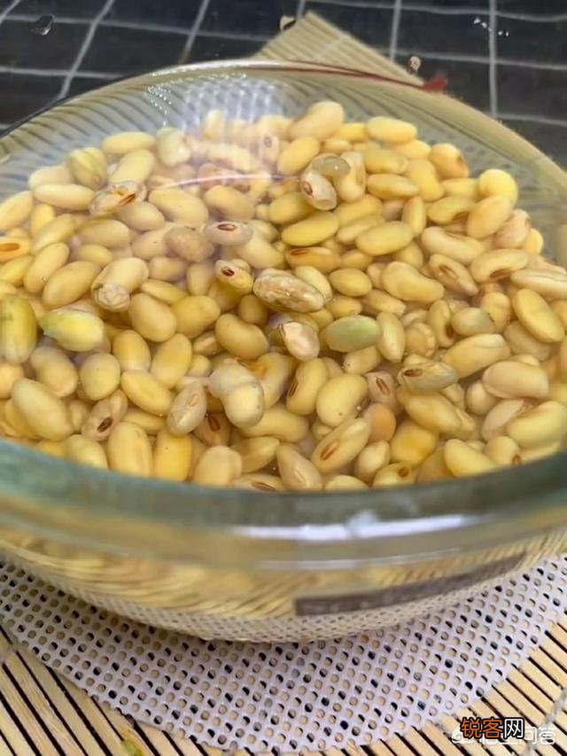 猪蹄红烧,清炖加什么样材料最好吃,请介绍真实做法？