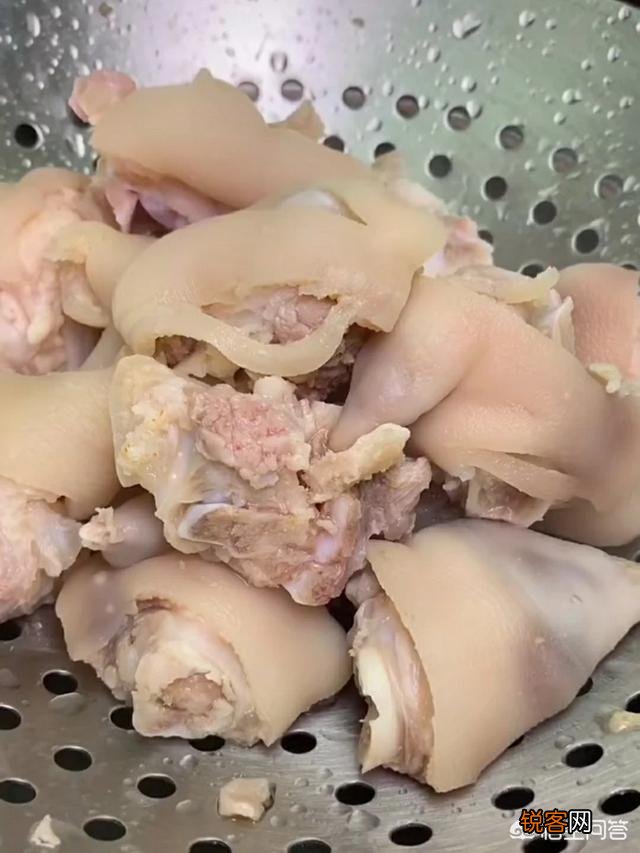 猪蹄红烧,清炖加什么样材料最好吃,请介绍真实做法？