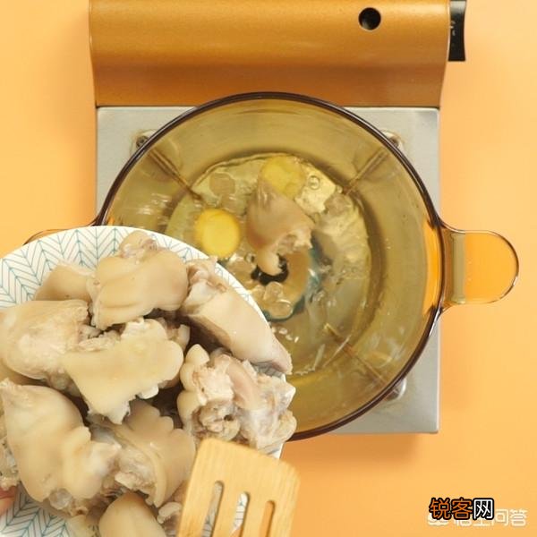 猪蹄红烧,清炖加什么样材料最好吃,请介绍真实做法？