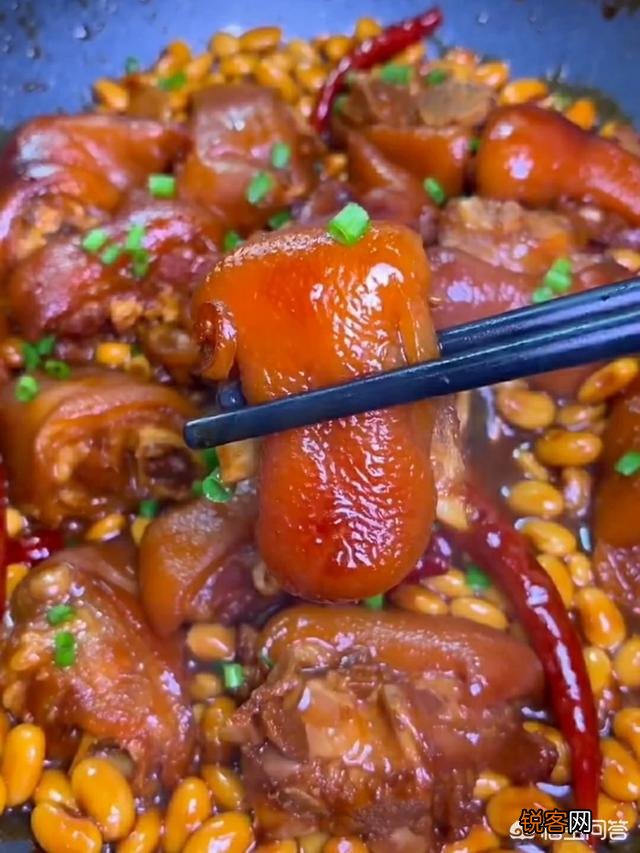 猪蹄红烧,清炖加什么样材料最好吃,请介绍真实做法？