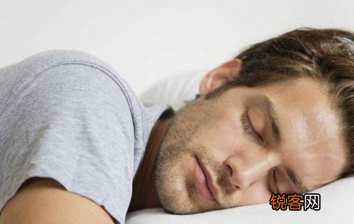 男人睡姿发出的特殊“健康信号”