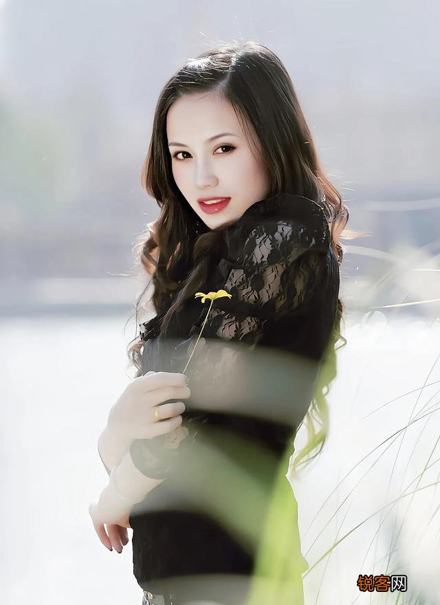 什么牌子的单反相机适合旅行发烧友？