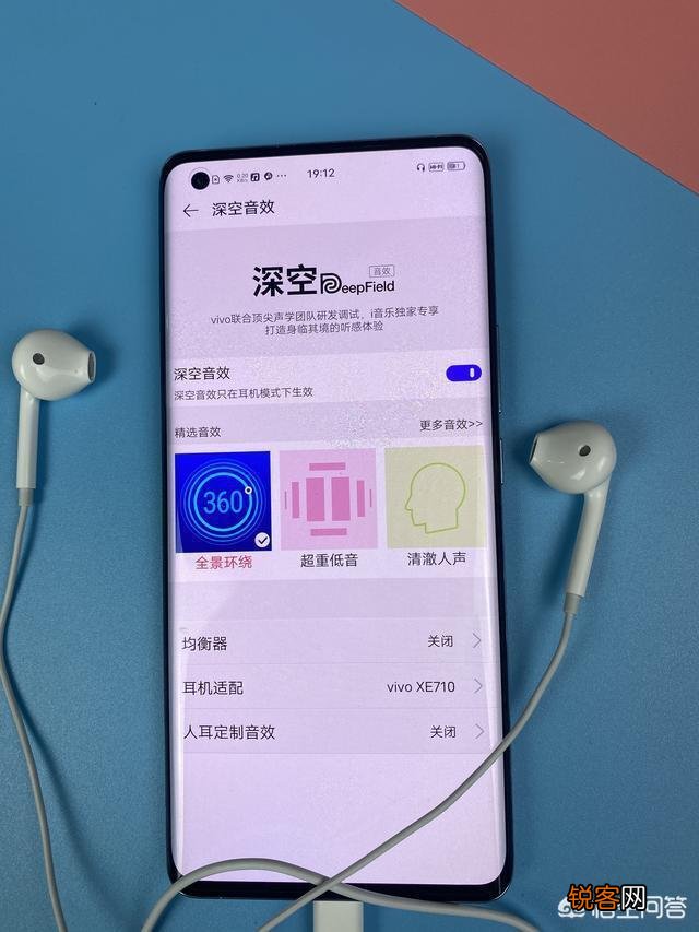 想买一个屏幕好,音质好,比较轻,拍照好的手机,不打游戏处理器够用就行,有什么推荐？