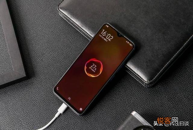 广大的条友们,一千一二买个什么手机好,能否推荐一下？