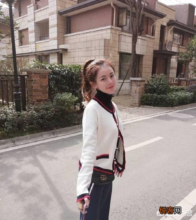 你们还记得《长江7号》里的“蛋挞头”陈俊生吗？她最近过得如何呢？