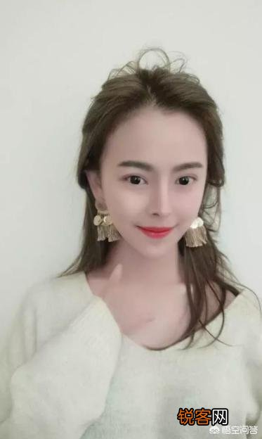 你们还记得《长江7号》里的“蛋挞头”陈俊生吗？她最近过得如何呢？