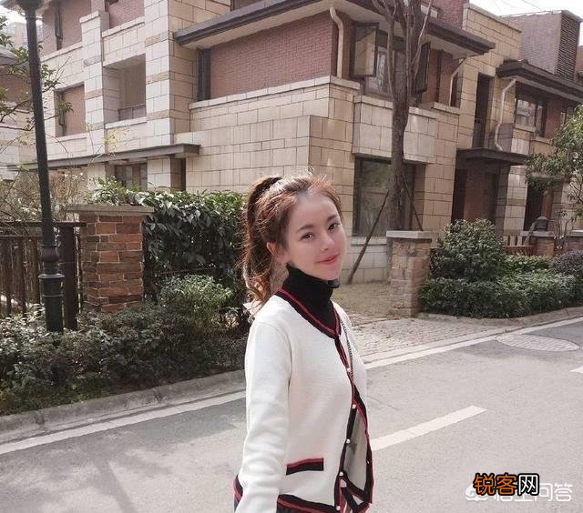 你们还记得《长江7号》里的“蛋挞头”陈俊生吗？她最近过得如何呢？
