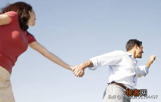 我和前妻在一起十年了,因为我出轨我们离婚了,我想挽回她,能帮帮我吗？