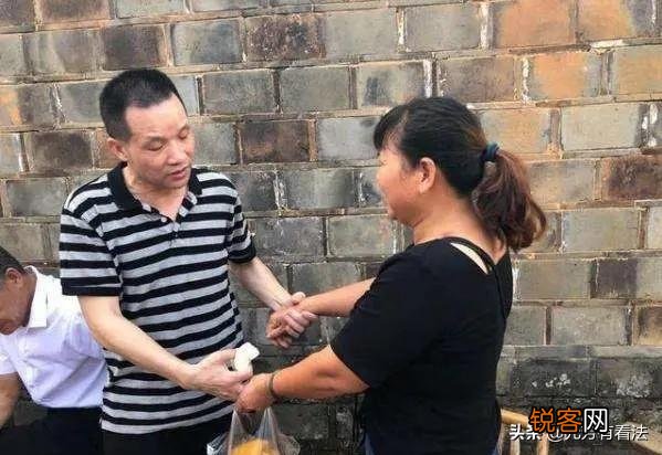 张玉环被羁押27年后无罪释放,其前妻接受采访视频刷屏,哪些真情流露瞬间是再好的演技也难以表现的？