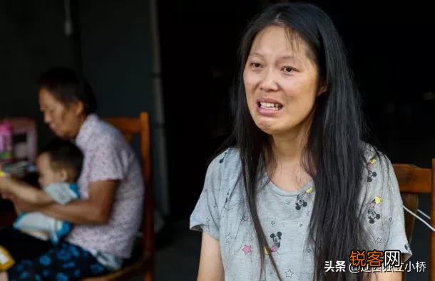 过年了,前妻回来了,要看孩子,离婚后她以各种理由不拿抚养费,应该给她看吗？