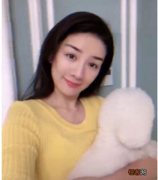 前夫黄毅清被捕后,黄奕母女现状如何？