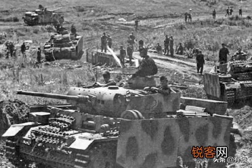 德军在奥廖尔同样部署了纵深防御,为何不能像苏军在库尔斯克突出部那样成功守住？