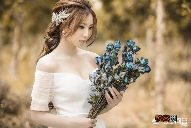 离婚后前夫新申请个扣扣,以陌生人的身份和前妻聊天,但是不提复婚,还发表一些扣扣动态,为什么？