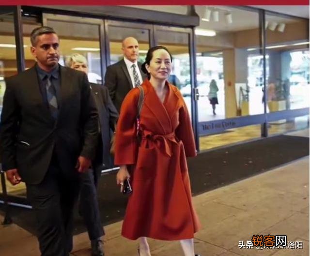 孟晚舟出庭时身边有不少随行的人是什么身份？又说明了什么问题？