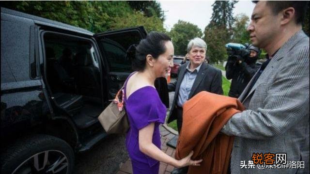 孟晚舟出庭时身边有不少随行的人是什么身份？又说明了什么问题？