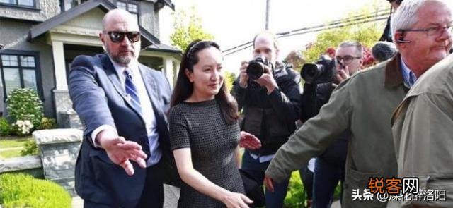 孟晚舟出庭时身边有不少随行的人是什么身份？又说明了什么问题？