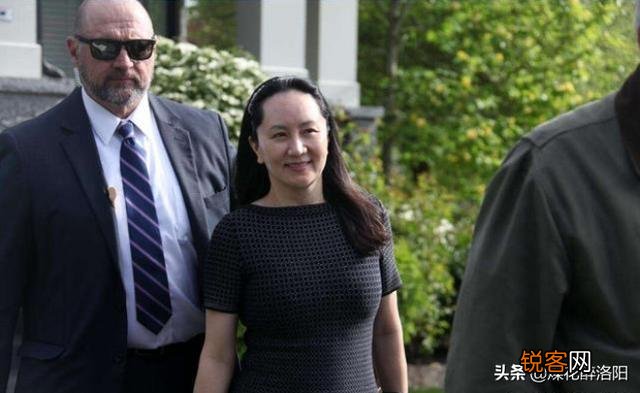 孟晚舟出庭时身边有不少随行的人是什么身份？又说明了什么问题？