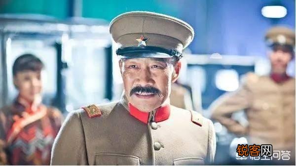 张作霖深夜回府,被站岗小兵骂爹,老张为何赏了小兵一个媳妇？