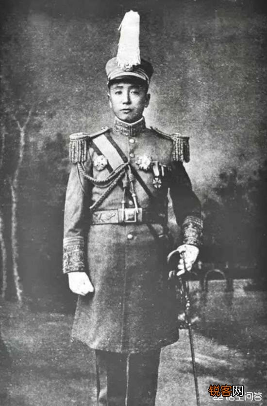张作霖深夜回府,被站岗小兵骂爹,老张为何赏了小兵一个媳妇？