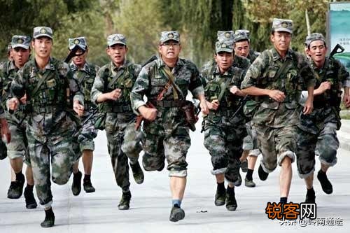 考上大专去当兵,两年后是转士官好,还是回来上学？