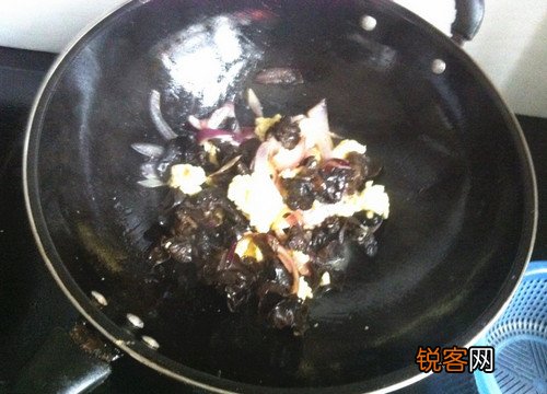 洋葱木耳炒鸡蛋