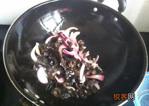 洋葱木耳炒鸡蛋