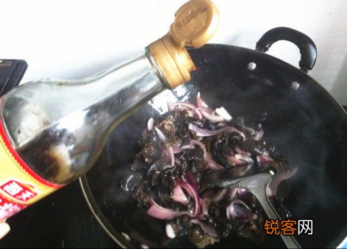 洋葱木耳炒鸡蛋