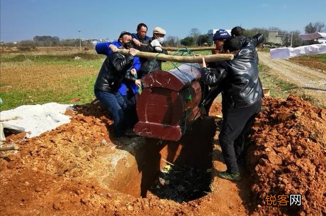 农村土葬时,棺材埋在地下,为什么还要堆“小土堆”？有何说法？