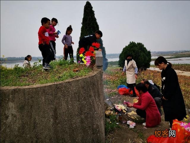 农村土葬时,棺材埋在地下,为什么还要堆“小土堆”？有何说法？