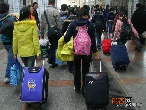 我在办公室里上班,一月一万多,但是总想回家创业,该去吗？