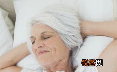 睡前捶背 帮助老人入睡