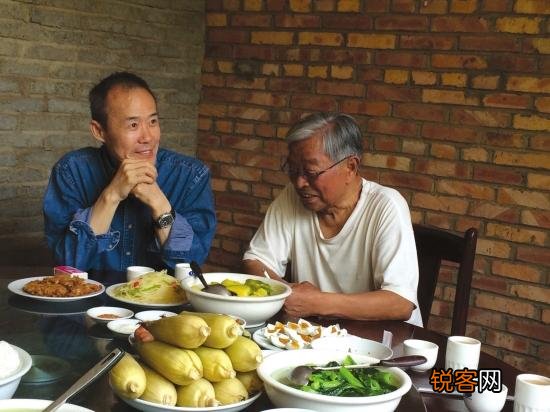 褚时健那么大年龄去种橙创业,为了什么？是为了金钱还是为了自己的理想？