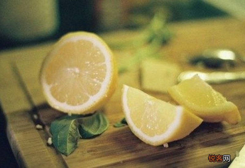 柠檬水可以洗脸吗 用柠檬水洗脸好吗