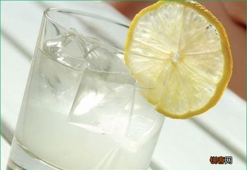 柠檬水怎么喝最健康 柠檬水怎么喝能排毒