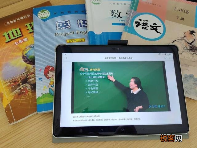 想给上二年级的孩子买一部学习平板电脑,综合来说步步高和优学派,小霸王哪个品牌更好？