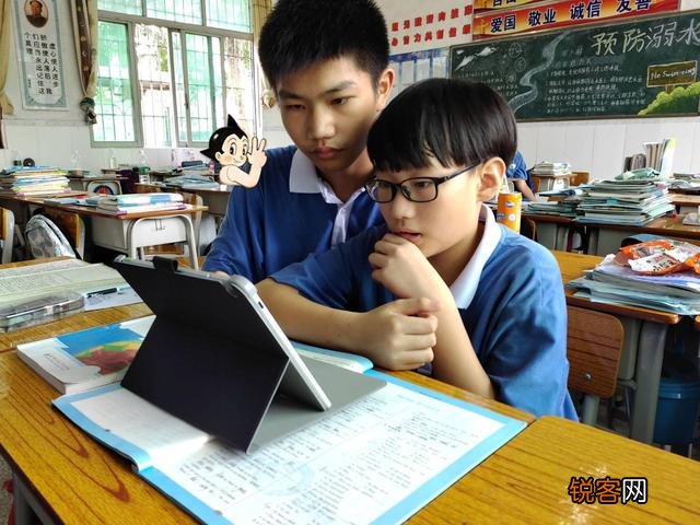 想给上二年级的孩子买一部学习平板电脑,综合来说步步高和优学派,小霸王哪个品牌更好？