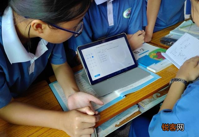 想给上二年级的孩子买一部学习平板电脑,综合来说步步高和优学派,小霸王哪个品牌更好？