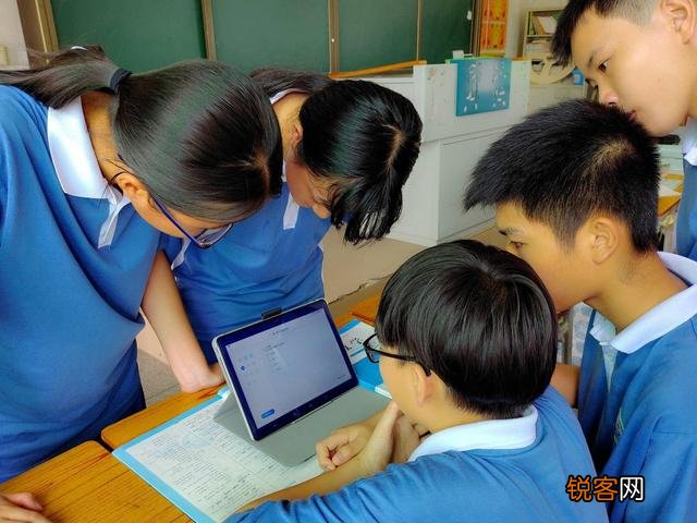 想给上二年级的孩子买一部学习平板电脑,综合来说步步高和优学派,小霸王哪个品牌更好？