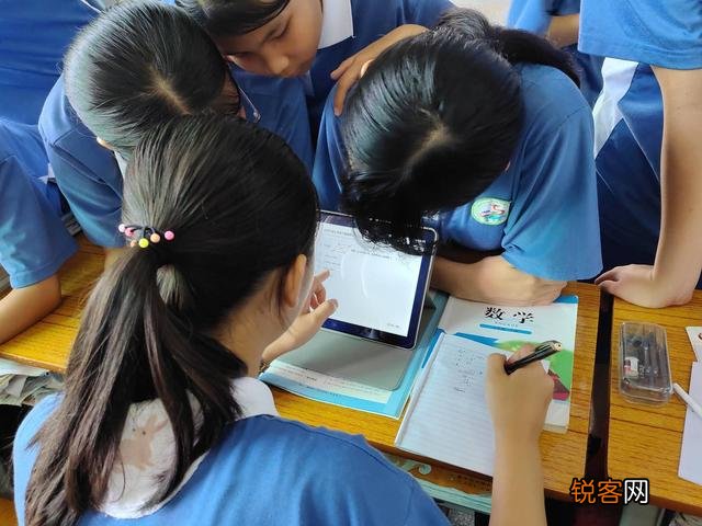 想给上二年级的孩子买一部学习平板电脑,综合来说步步高和优学派,小霸王哪个品牌更好？