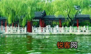 两面荷花三面柳的下一句是什么 两面荷花三面柳出自何处